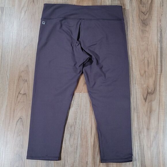 🔺️Fabletics Gray "Salar" Capri Athletic Pants Medium - Picture 4 of 9